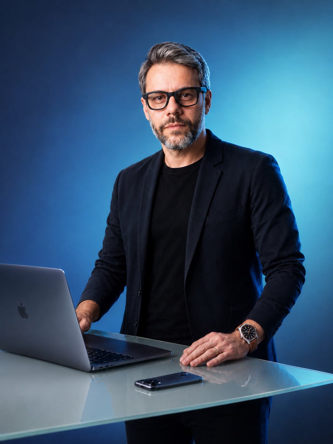Retrato de Rafael Kosoniscs, fundador e diretor criativo da Metakiase
