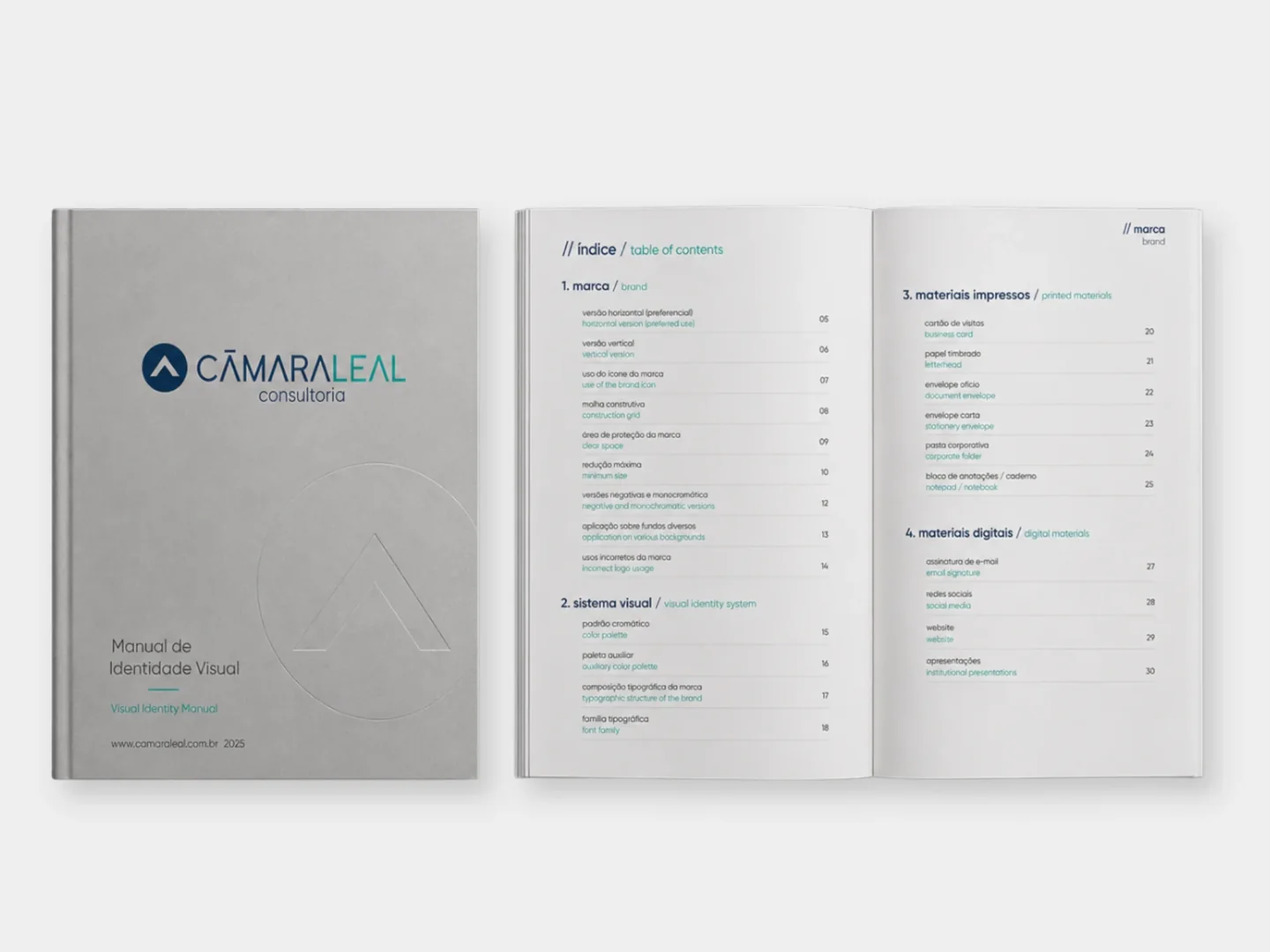 O manual de identidade visual da Câmara Leal: a capa fechada e uma página dupla com o índice em português e inglês.