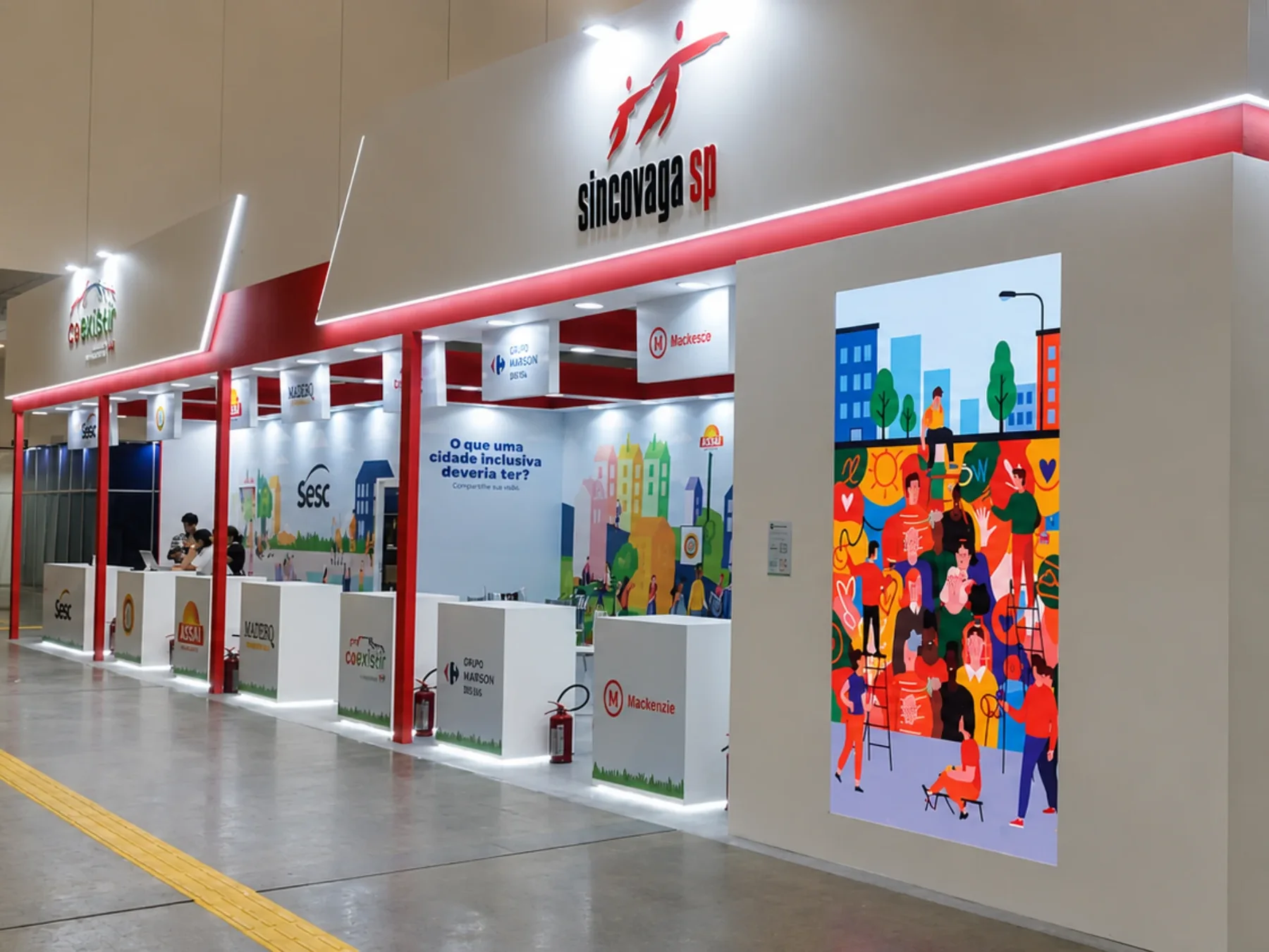 Detalhe do estande com o painel vertical de LED em destaque, exibindo a ilustração da cidade inclusiva, ao lado da testeira do Sincovaga SP.