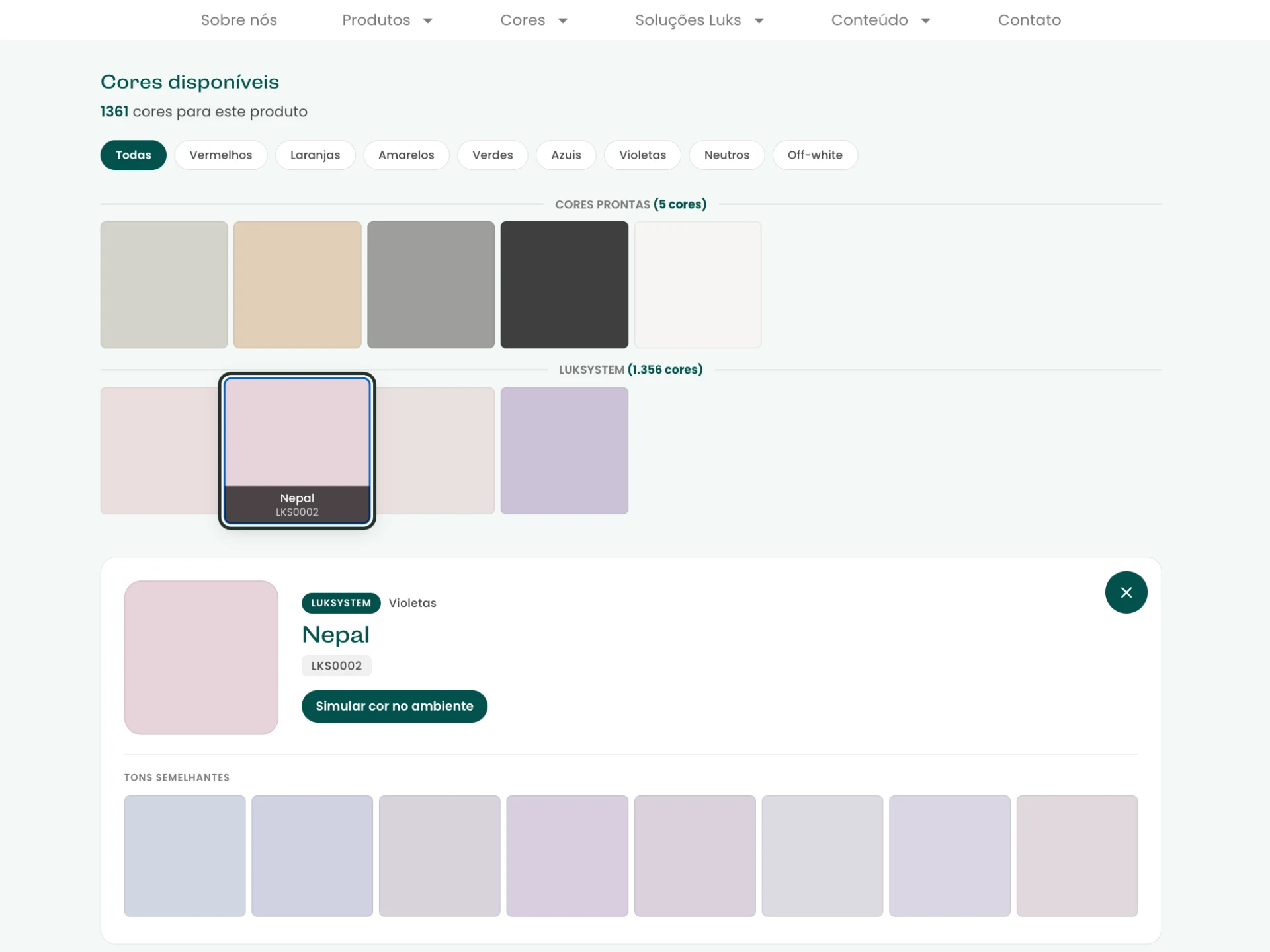 Sistema de cores do site da Lukscolor: filtros por família tonal, grade de amostras com cores prontas e cores do sistema Luks, e o painel de uma cor selecionada com nome, código e sugestões de tons semelhantes.