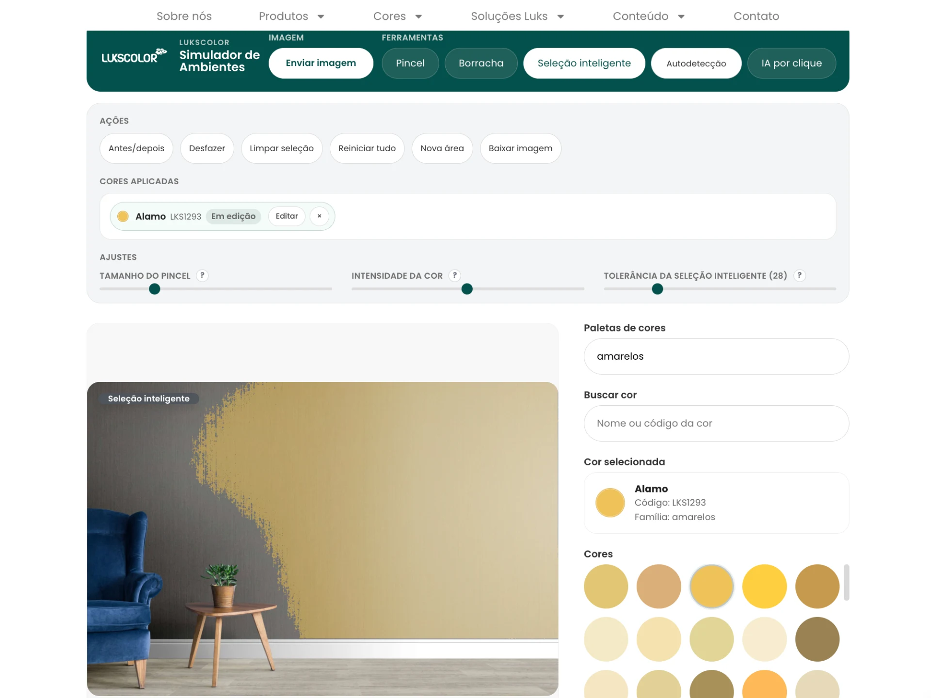 Simulador de ambientes da Lukscolor: barra de ferramentas com pincel, borracha, seleção inteligente e aplicação por inteligência artificial, ajustes de intensidade da cor e a fotografia de uma sala com a parede sendo pintada em amarelo, ao lado da paleta de cores.