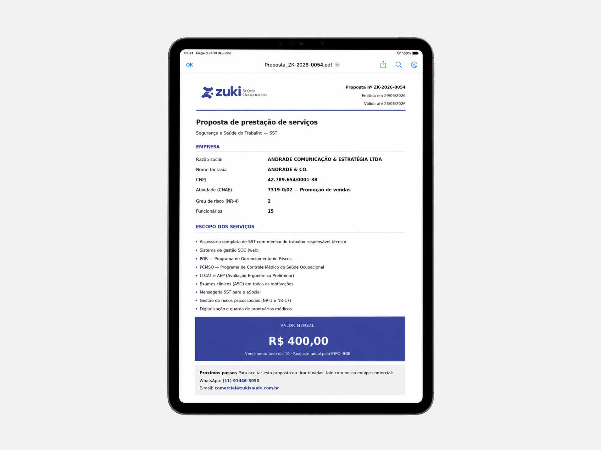 O PDF da proposta aberto em um tablet, com a identidade da Zuki, o escopo dos serviços contratados e o valor mensal.